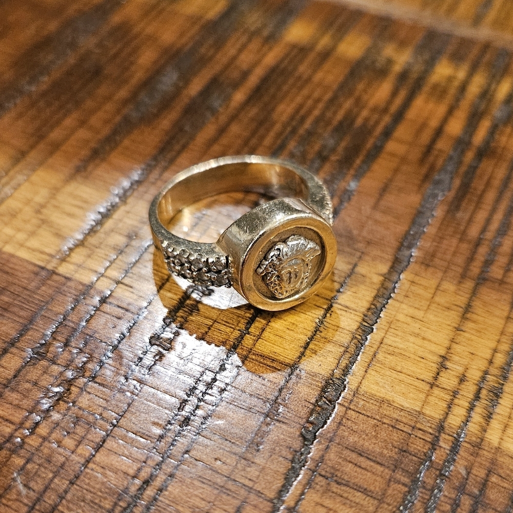 Elegant Gold Women's Ring - Picture 2 of 7